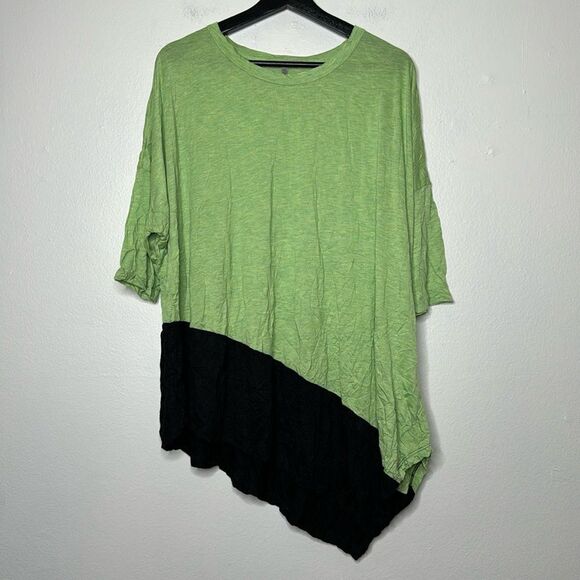 Jess & Jane Asymmetrical Hem Top Crinkle Texture in the Fabric Size Size XL - Picture 1 of 9